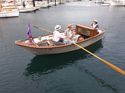 白天在河上骑棕色船的男人和女人